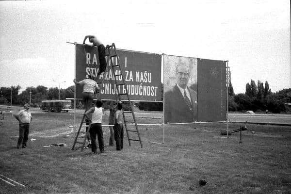 Tokom perioda Jugoslavija, posebno od 1960-ih do 1980-ih, u Beogradu se razvila pojava koja se u sociološkim analizama često naziva “zlatna omladina”. To su bila deca političkih, vojnih i ekonomskih elita koja su imala znatno lakši pristup novcu, putovanjima i privilegijama. U istom periodu, veliki hotelski kompleksi širom zemlje — od Beograda do Jadrana — postaju centri društvenog života. Hoteli poput onih u turističkim zonama nisu bili samo mesta za odmor, već i za zabavu, poslovne susrete i noćni život. Prema dostupnim svedočenjima zaposlenih u turizmu, postojale su situacije u kojima su pojedine grupe mladih gostiju pravile probleme poput buke, prekomernih žurki ili oštećenja inventara. Međutim, takvi slučajevi nisu bili pravilo, niti su bili sistematski dokumentovani kao jedinstvena pojava vezana isključivo za Beograd. Ono što je istorijski potvrđeno jeste da je u tom periodu postojala jasna društvena razlika između različitih slojeva mladih, što se povremeno videlo i u hotelskom okruženju. Danas se te priče često preuveličavaju u urbanim legendama, ali realna slika je složenija — spoj društvenog statusa, vremena i tadašnjeg sistema vrednosti.