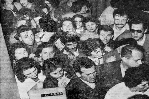 Mantili koji su izazvali nezapamćen kolaps, guranje i redove