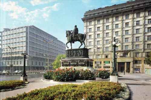 Prepušteni sebi: turisti u Beogradu pre interneta