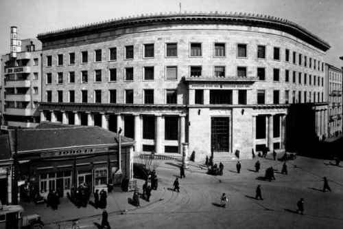 Na Beograd je u noći 29. na 30. maj 1932. postavljeno više eksplozivnih naprava, od kojih su dve eksplodirale, a dve su deaktivirane. Bomba je pronađena u centru grada u blizini Ministarstva vojske i drugih ključnih objekata. Policija je u početku bila zbunjena, ali su naprave sukcesivno locirane i neutralisane. Jedna eksplozija dogodila se u Kosovskoj ulici, a druga u Nemanjinoj. Naprave su bile opremljene satnim mehanizmima i baterijama inostranog porekla. Istraga je ukazivala na politički motivisan teroristički napad. Srećom, nije bilo većeg broja žrtava.
