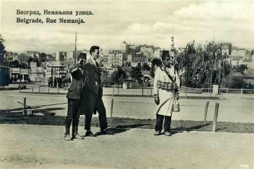 Vrste koje je progutao razvoj Beograd je nakon Prvog svetskog rata prolazio kroz ubrzanu urbanizaciju i promene gradskog života. Između 1905. i 1935. godine nestajala su brojna zanimanja i svakodnevne pojave karakteristične za staru varoš. Uvođenje sanitarnih propisa i razvoj moderne infrastrukture menjali su način trgovine i rada. Ulični prodavci hrane i napitaka postepeno su zamenjeni radnjama i kontrolisanim objektima. Menjali su se izgledi pijaca, načini prevoza robe i organizacija gradskih službi. Nosači, bozadžije, buregdžije i mlekadžije prilagođavali su se novim pravilima grada. Pojedina zanimanja potpuno su nestala zbog tehnoloških promena i modernizacije. Grad je istovremeno širio teritoriju i menjao društvene navike stanovništva. Sećanja na stare profesije ostala su deo urbanog pamćenja Beograda.